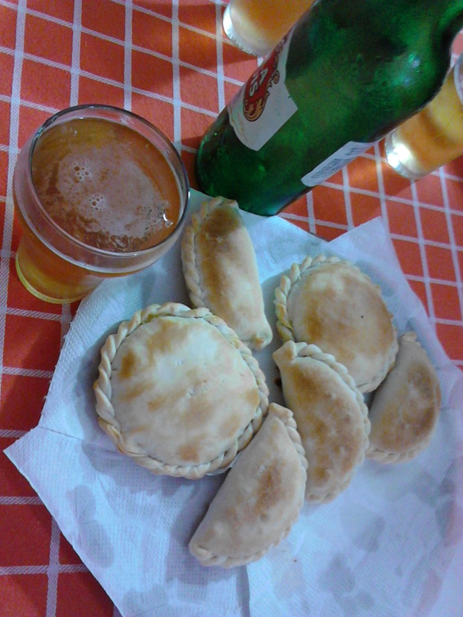 theceliqueen's tweet photo. #Cerveza #Empanadas ♥♥♥ #Comidaa... https://t.co/tTzZvu76ex