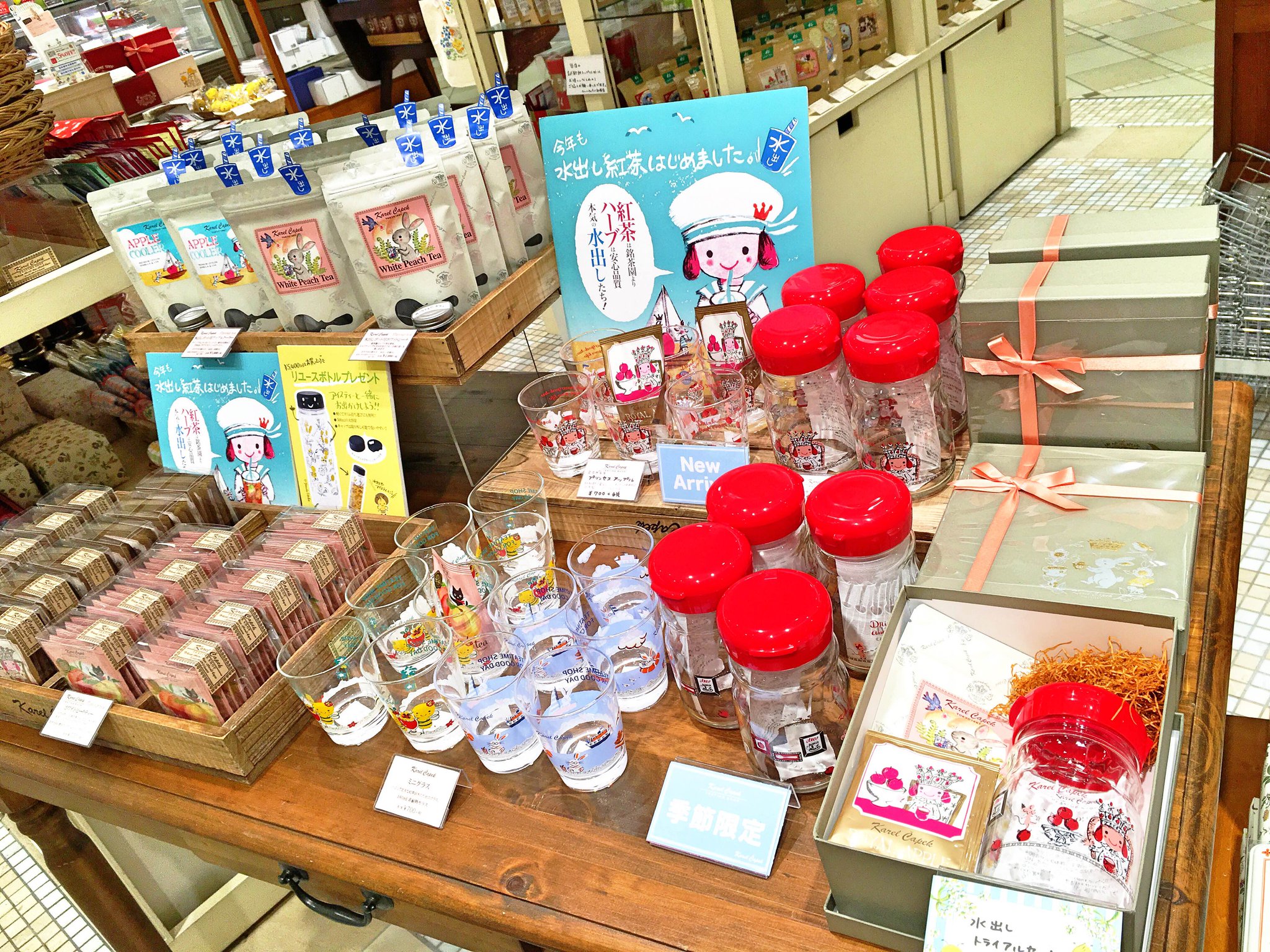 カレルチャペック紅茶店 直営店のティータイム おはようございます ルミネ北千住店です お待ちかねの水出し紅茶 が発売となりました 今年の新フレーバー アップルクーラー はサイダー出しにもぴったり お店でご試飲いただけます