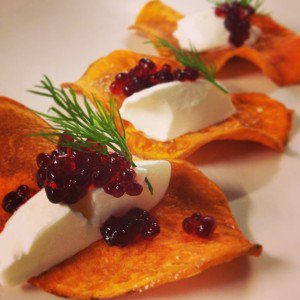 Bubble_Bombs's tweet photo. My new favorite way to eat yam chips-- with pomegranate juice caviar and cream cheese! Hmmmm YUM! https://t.co/RuPMkl7CNs