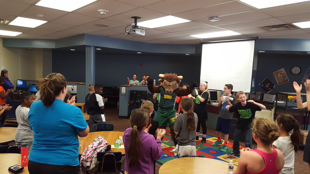 Bridger's Character Council came to Randall Racers practice to teach perseverance! <a href="/ISDYouthSports/">Chase Schneider</a> @RandallBears