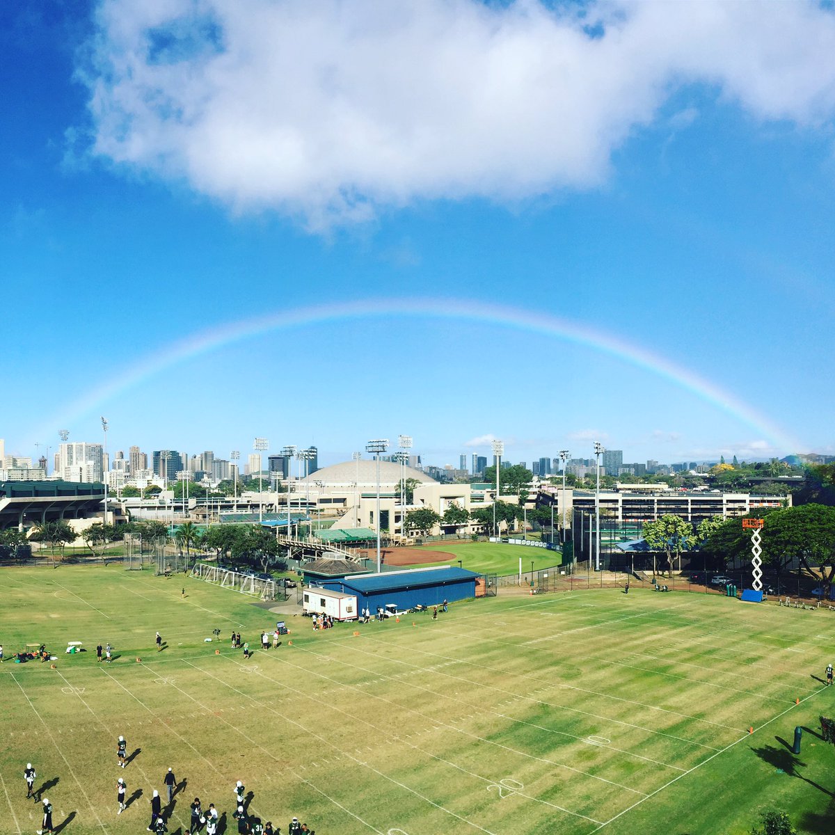 Hawaii_FBVideo's tweet photo. Full blown #manoabow #HawaiiFB #UHManoa #GoBows #practice11 https://t.co/SLmkoRPY77
