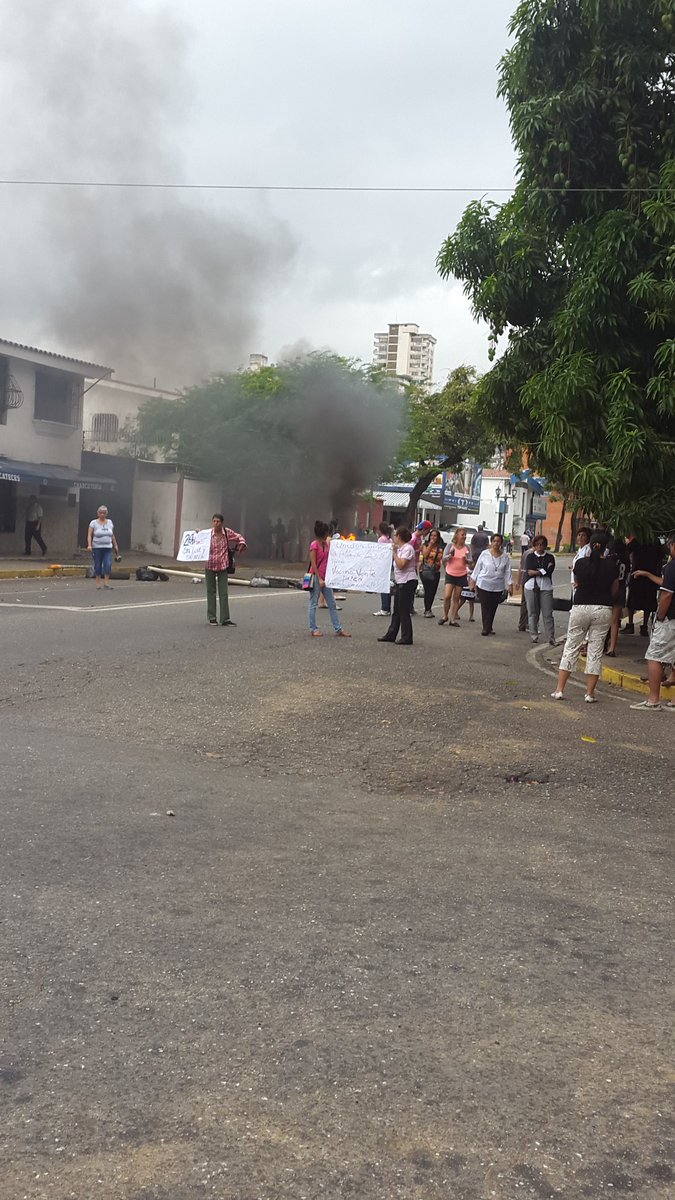 MARIAURDANETAZ's tweet photo. Sin luz más de 24 horas en la Urb Los Naranjos..... https://t.co/pyqY7wi18o