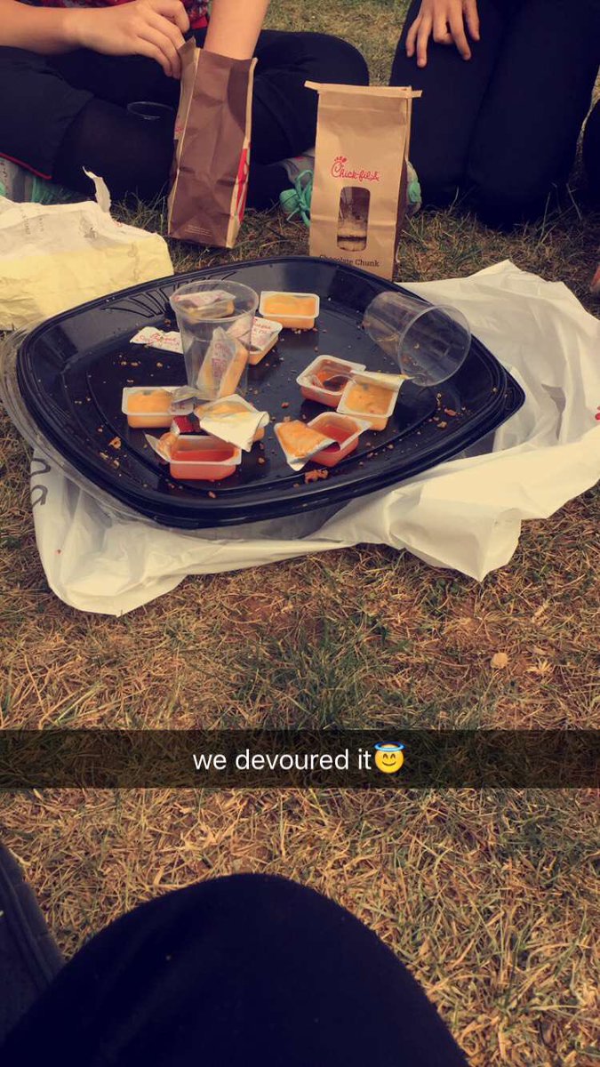 alyson018's tweet photo. pregame food๐ป #teambondinggoals https://t.co/UsEPfRKMLR