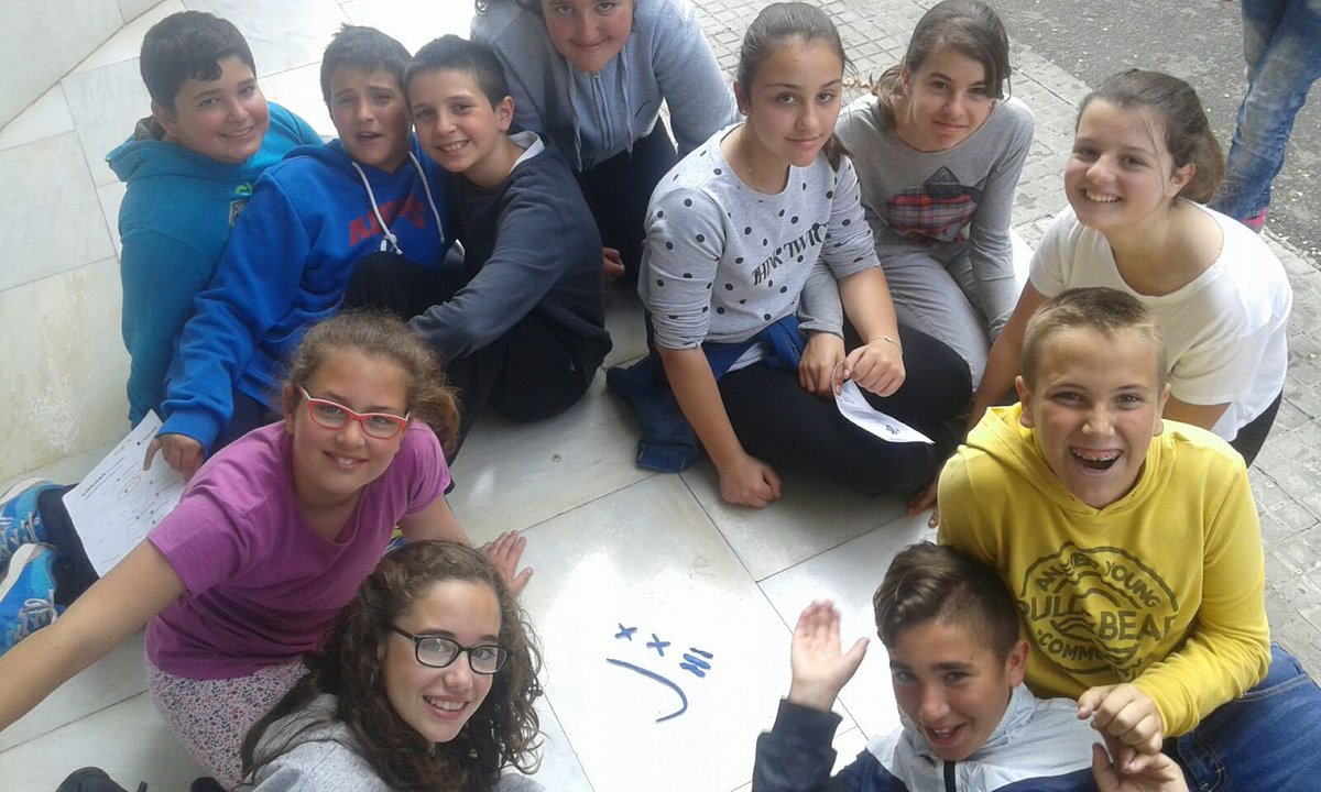 EscolaJoan23's tweet photo. Gimcana pel barri de Bonavista amb l'ajuda dels alumnes de la #USEE #setmanaculturalj23 #ciclesuperior #projecteart https://t.co/ZlIleLTBTa