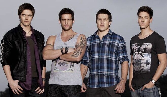 TomWHLSE's tweet image. They'll never be a family like this again #braxtons #HomeAndAway #theriverboys