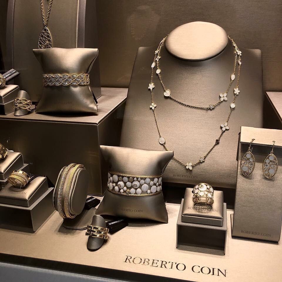 FeelingItaly's tweet photo. InstaPic by feludei_jewellery_positano: Roberto Coin. Sneak peek on our windows. #robertocoin #window at #Feludei … https://t.co/NBjaSwe9Rk