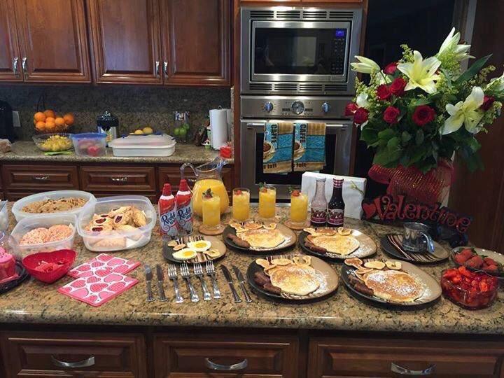 thefemaleboook's tweet image. people in movies have this kind of breakfast and they only grab a strawberry and be like "gotta go hun!"