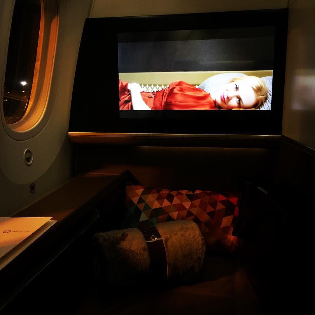 JadoreThomas's tweet photo. Escape to #Singapore with #TheGang What a best way than splurging in @EtihadAirways #FirstClassSuite #Shukraan https://t.co/8aQ1HXU35z