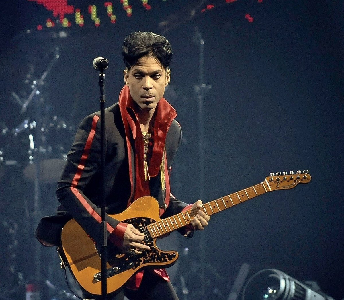 ArchieVozz's tweet image. Another Music Legend gone too soon..R.I.P Prince.