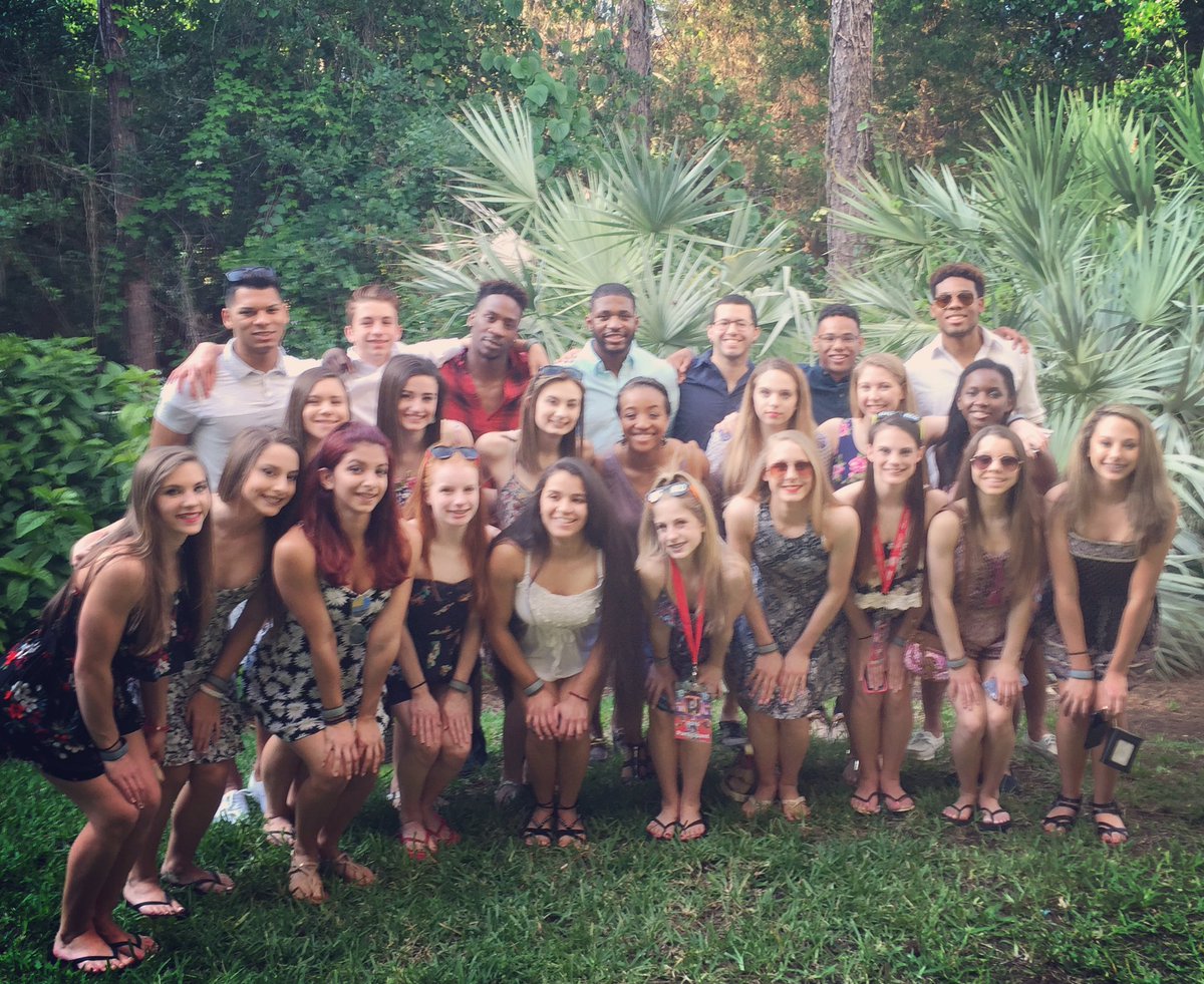 ValleyElite1's tweet photo. Big Red heading to their team dinner & bonding in Disney! #ValleyElite #ValleyFamily #ValleyFun #IOC5 #Worlds2016 https://t.co/RzL0274Lvo