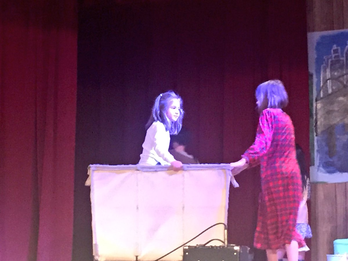 BenjaminDHunter's tweet photo. Libby is the best Molly ever. Proud stage dad! #Annie https://t.co/itHY4Nsk1c