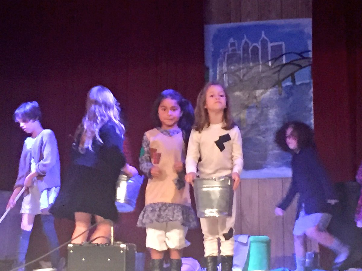 BenjaminDHunter's tweet photo. Libby is the best Molly ever. Proud stage dad! #Annie https://t.co/itHY4Nsk1c