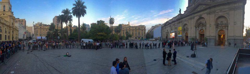24HorasTVN's tweet photo. Gran cantidad de personas comienzan a llegar a la Catedral Metropolitana → https://t.co/pjzADCpt3e https://t.co/3jvhkWwCUl