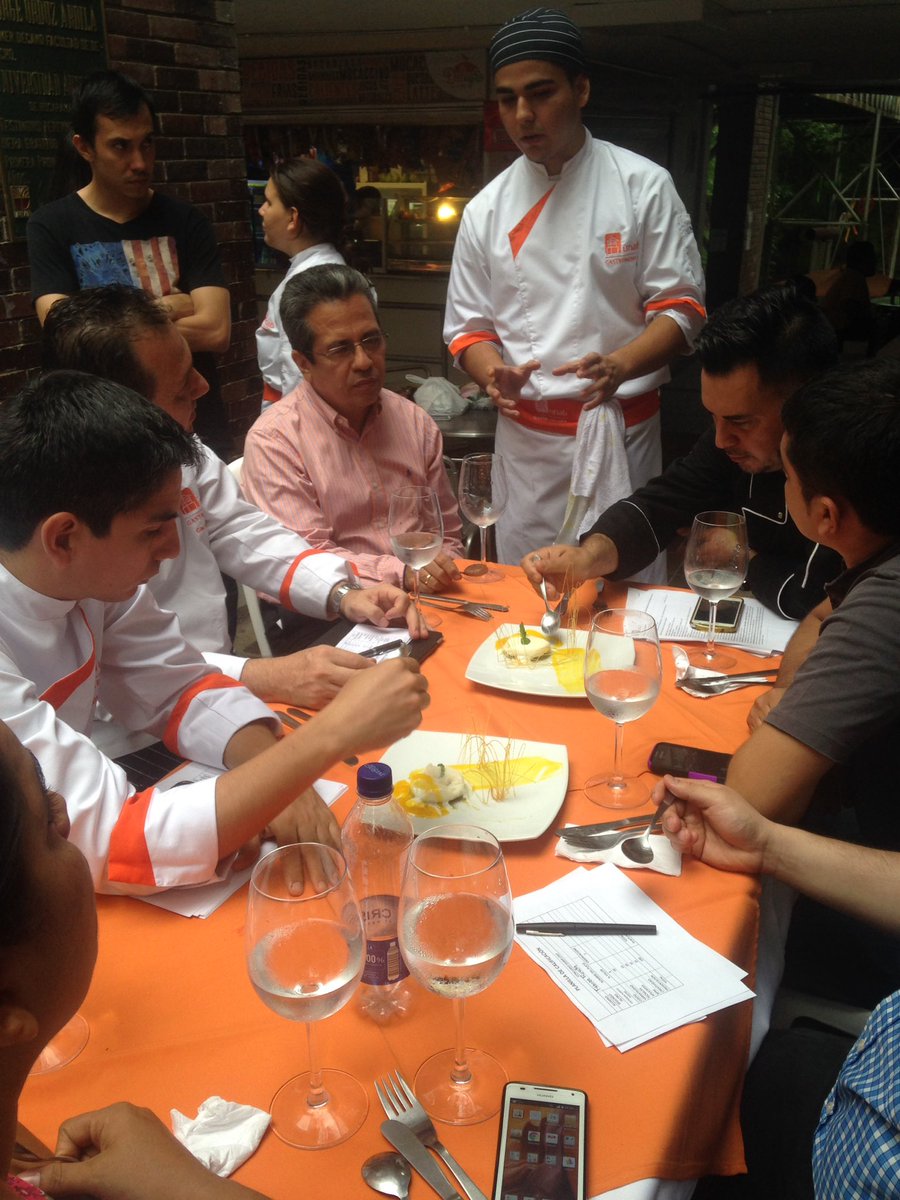unab_online's tweet photo. Felicidades a los estudiantes finalistas en la categoría postres del concurso #CreaChef del hotel @danncarltonbuc https://t.co/a1N3qfIlXk