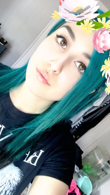 Redyed my hair last night .😘💙 https://t.co/MIJyd2S9d0<a href="/tag/5sosbestfans2016"class="tags"><span>#5sosbestfans2016</span></a>