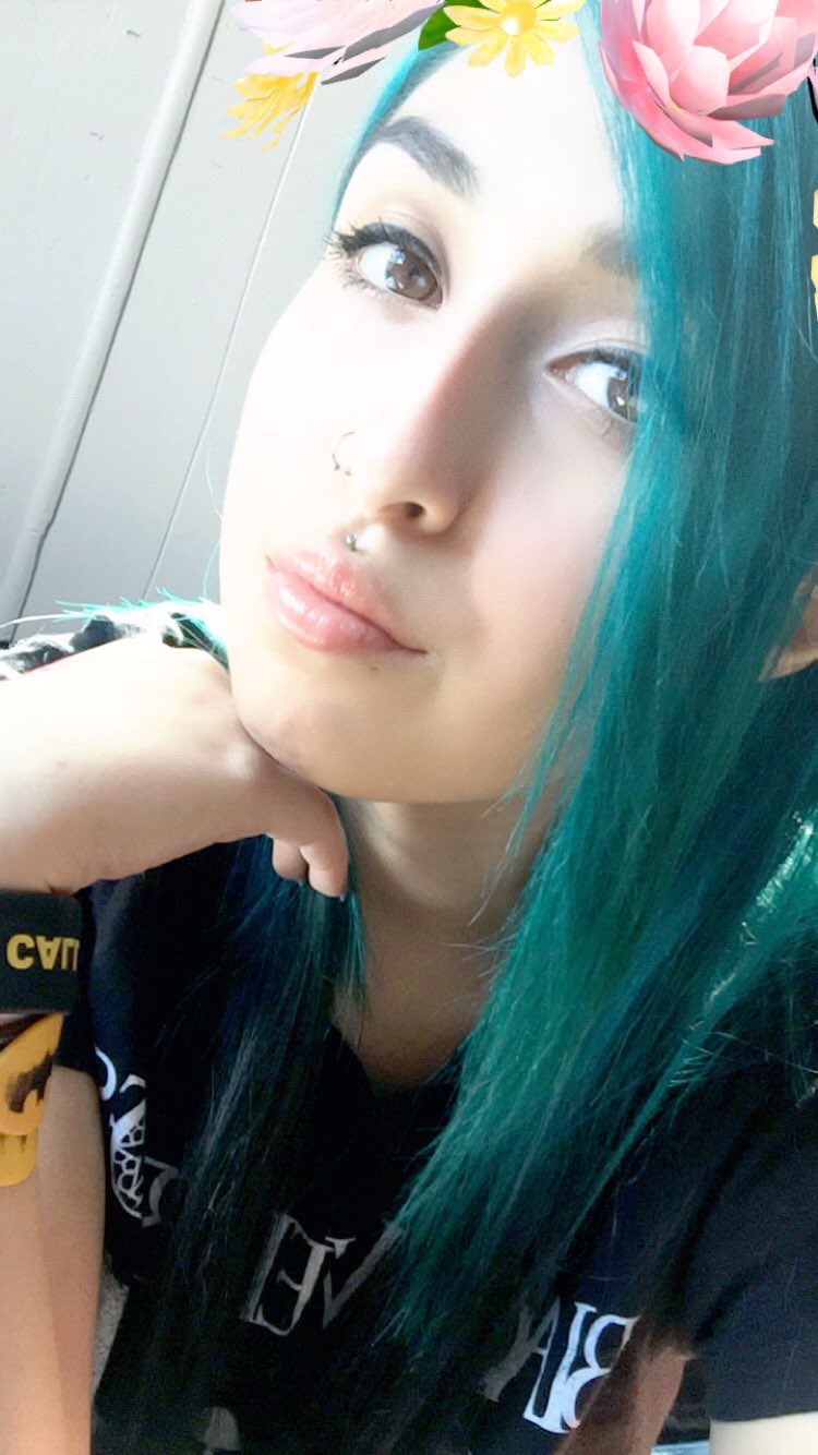 4 pic. Redyed my hair last night .😘💙 https://t.co/MIJyd2S9d0
