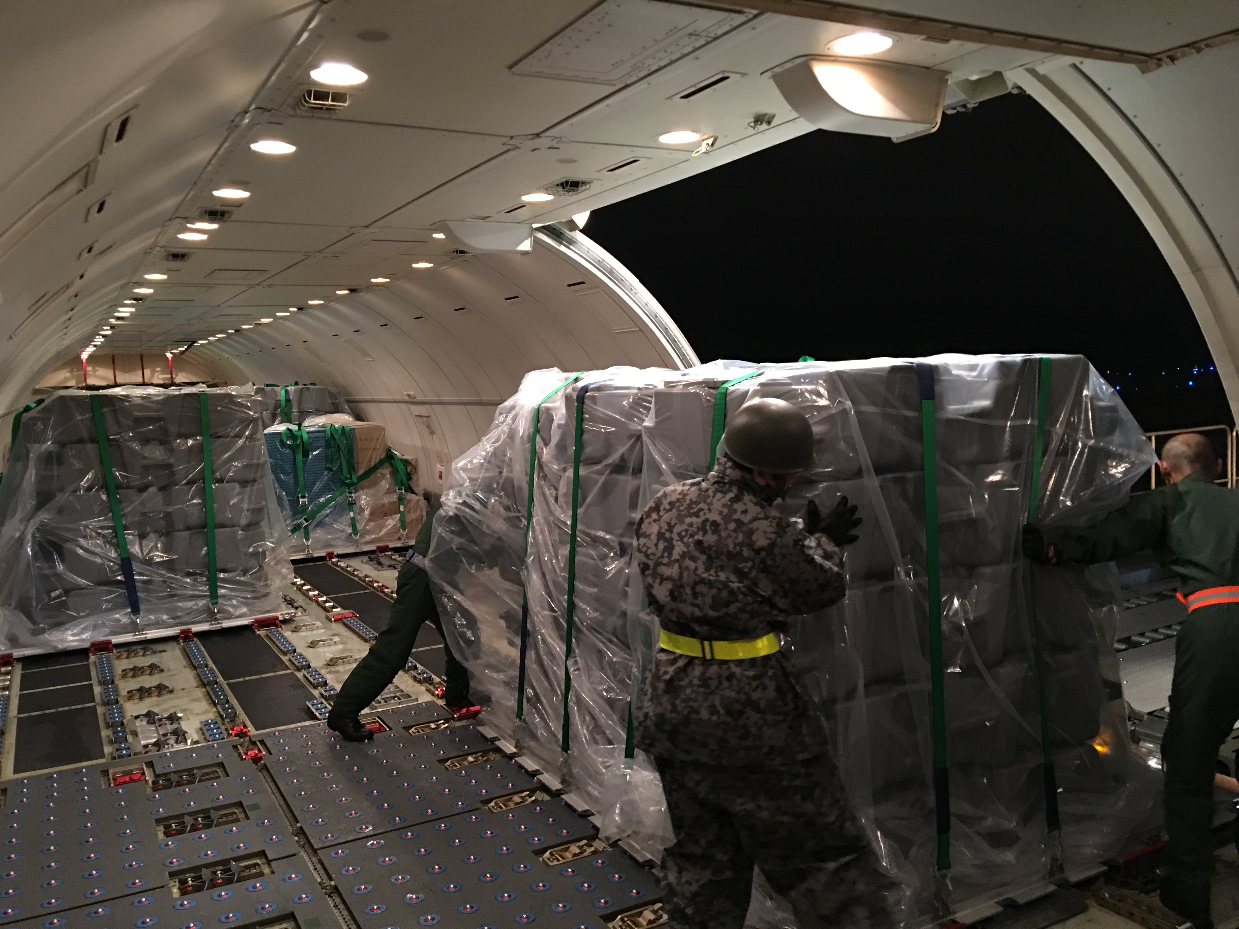 防衛省 航空自衛隊 平成２８年熊本地震における活動 航空自衛隊小牧基地から熊本空港へ簡易トイレ等を輸送するkc 767 T Co Tiv8lm5fho Twitter
