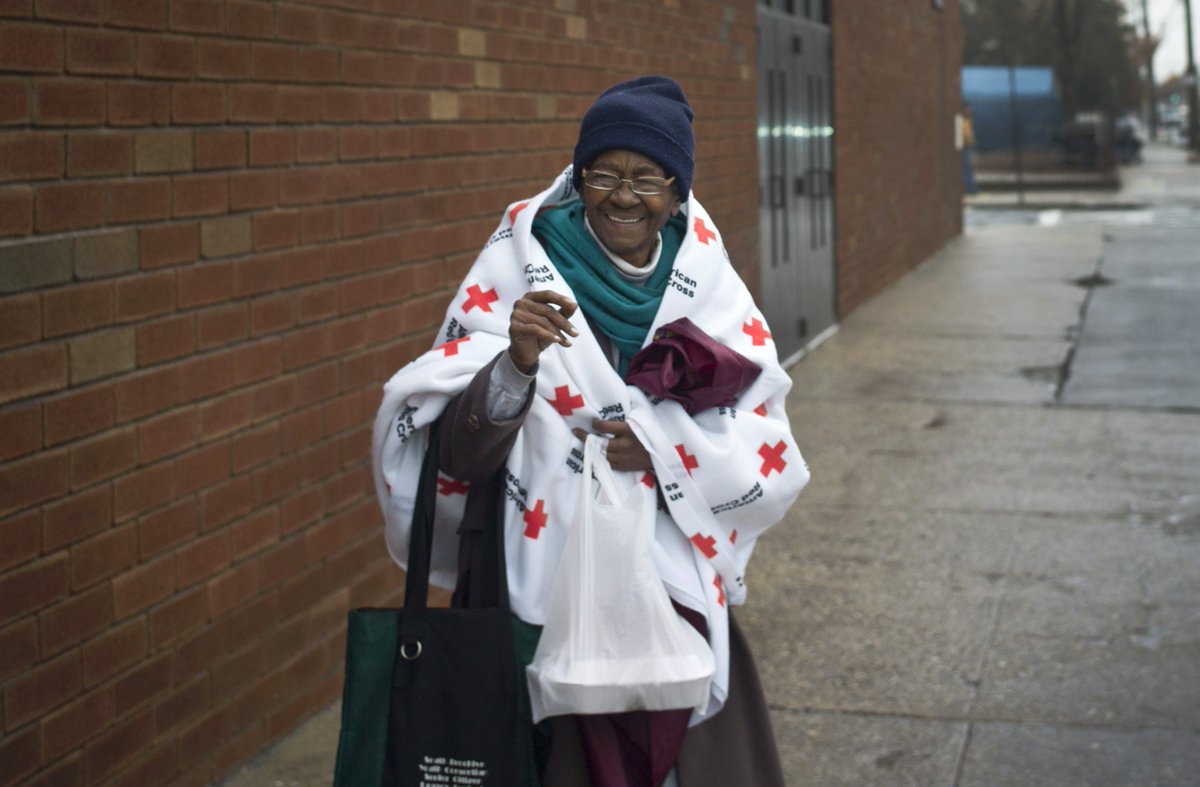 RedCross's tweet image. Help families stay warm after disaster w/ 6 blankets. #Help1Family by donating $30: rdcrss.org/1WZXaa5