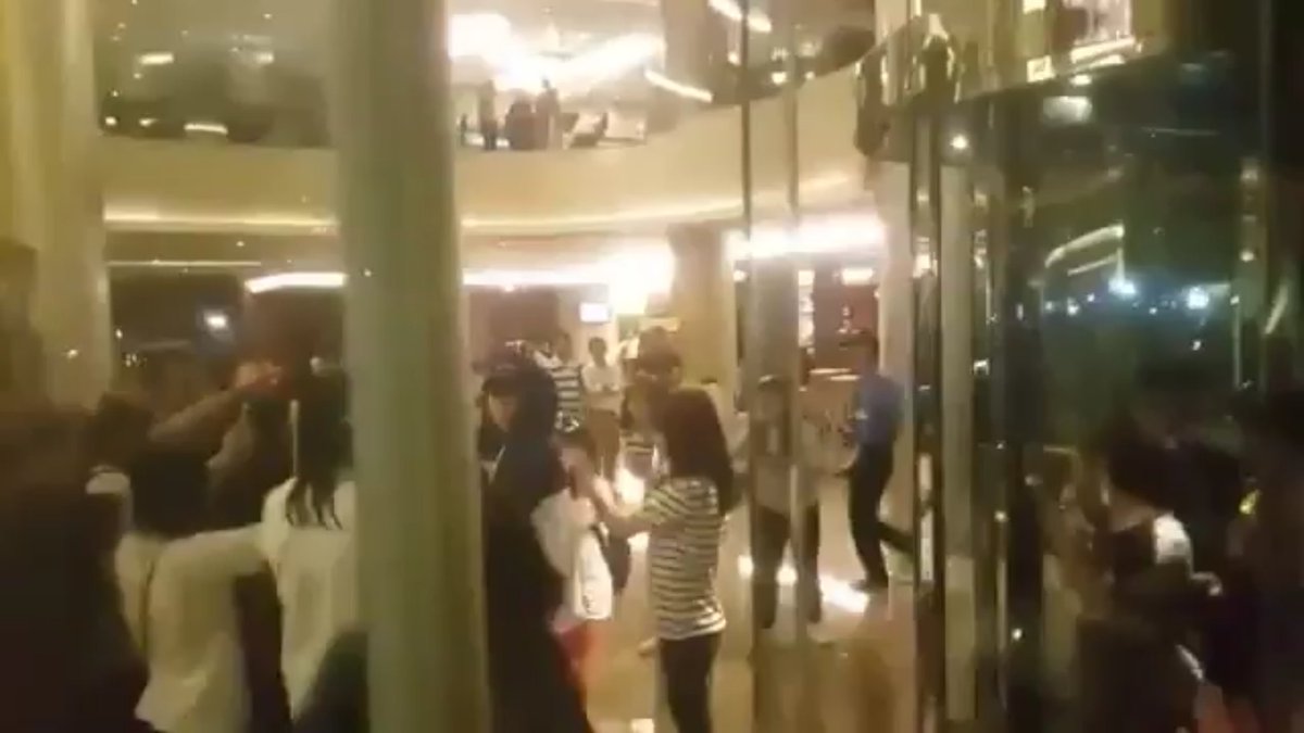 EXOBEAKHYUN_TB's tweet image. เห็นแฟนๆพากันตาม #Xiumin แล้วแบบ  แก....ให้ศิลปินได้พักผ่อนเถอะ สงสารหมินเลยคนรุมล้อมT^T  cr.jubok23