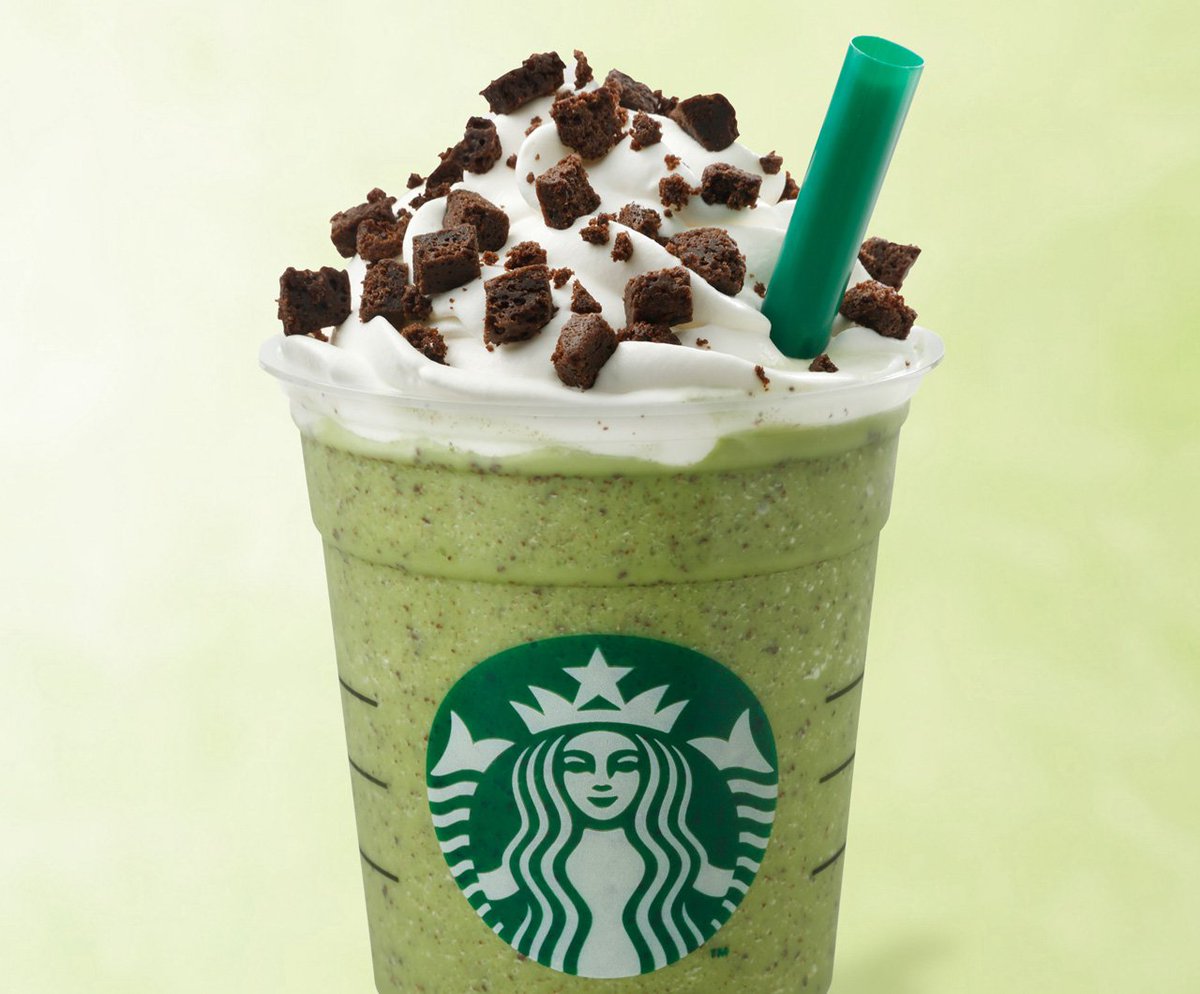 Starbucks_J's tweet photo. ザクザク食感の濃厚なブラウニーがふんだんにトッピングされたチョコレート ブラウニー 抹茶 クリーム フラペチーノ ®。抹茶���まろやかさとチョコレートのハーモニーを堪能できる1杯です。 https://t.co/DZXGyI1Wf3 https://t.co/9Nl5o76vI4