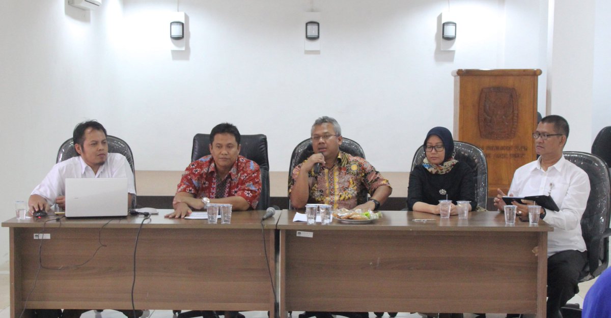 KUNJUNGI KPU JATIM, ARIEF BUDIMAN BERIKAN SEMANGAT BARU

kpujatim.go.id/berita-kpu-jat… 
<a href="/KPURI2016/">Patty Calfee</a> <a href="/budimanima/">arief budiman</a>