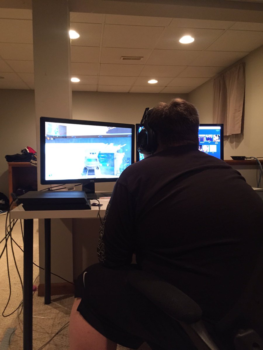 official6_3_0's tweet photo. Hold on guys he's working hard @AlexExamples https://t.co/EBixk3ZYLT