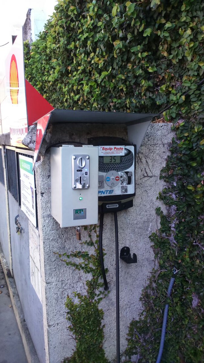 amaralrj's tweet image. @LeiSecaRJ olha onde chegamos!! R Ernani Cardoso #cascadura #postoshell cobra #umreal para encher pneu. #Abuso !!