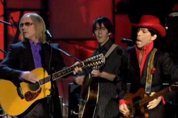 OhYouInternet's tweet photo. This Prince Guitar Solo Is One Of The Best Guitar Solos You'll Ever See https://t.co/0dWGMEUVV7 #shareable https://t.co/WB512E0Ylh