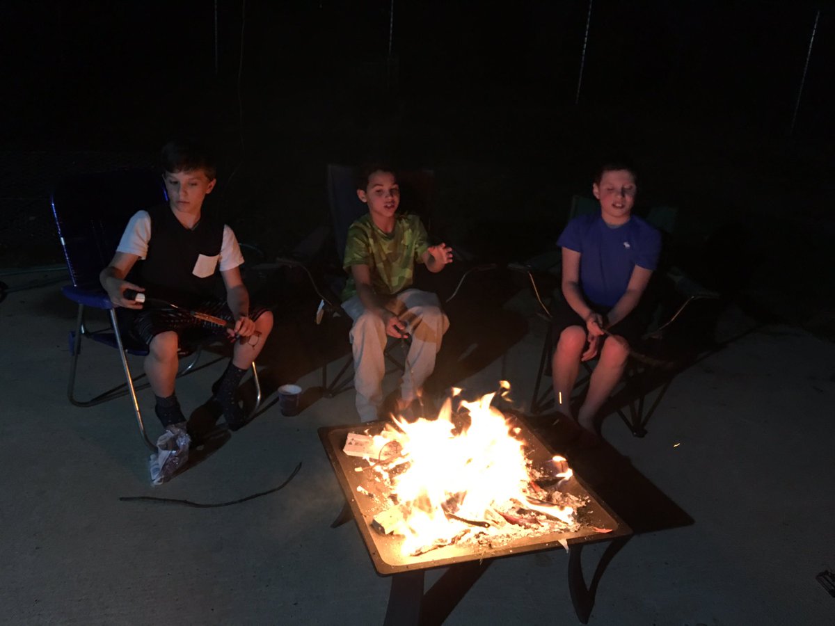 ALBaby1998's tweet photo. Boys night #FullMoonParty #schoolvaca https://t.co/3rQEhuqEpT