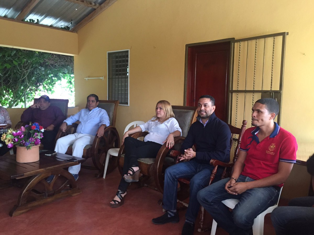 wmarteestevez28's tweet photo. @GenaoHilda #MarinoCollante #JuanVargasMan en las #PlacetasSajoma @InformaPRSC @DPBalaguerista https://t.co/2THriXHUKr