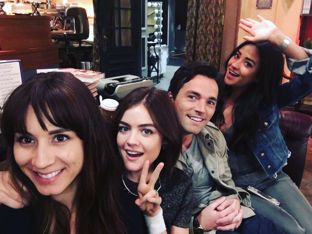 PLLonMax's tweet photo. #SquadGoals! Exclusive photo from today's FB Live! #PLL https://t.co/V6u60ycY5X