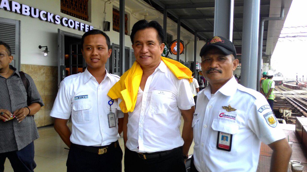 Yusrilihza_Mhd's tweet photo. Petugas stasiun Manggarai https://t.co/zkIn2DFnng
