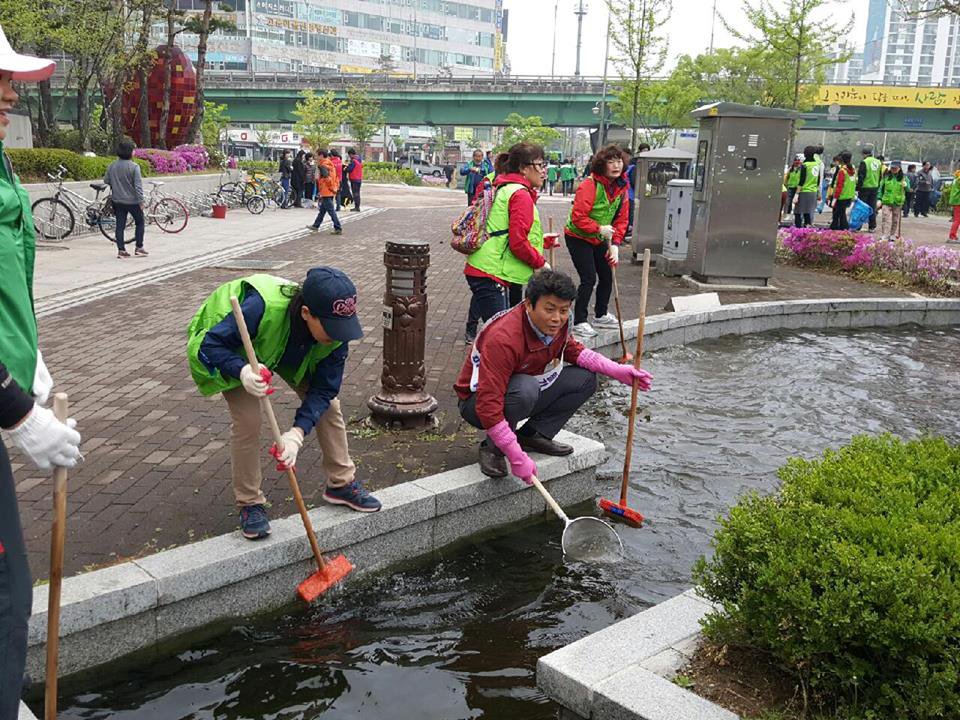 부천시가 깨끗깨끗^^
'새봄맞이 클린부천 생활환경 정비'했썹!!
분홍색 고무장갑끼고,시민의 강도 청소하고,방치된 쓰레기 수거,가드레일,버스 쉘터 등 편의시설에 물청소도 대대적으로했썹.
깨끗한 부천이 느껴지썹?
