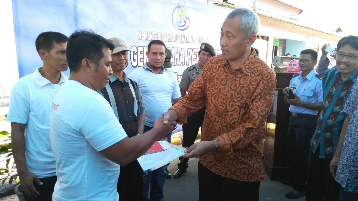 kkpgoid's tweet photo. Direktur Jenderal @djpt_kkp, @NarmokoPras menyerahkan dokumen perizinan kpd para nelayan.
#GeraiPerizinanKKP https://t.co/Lf5xoXtKxV