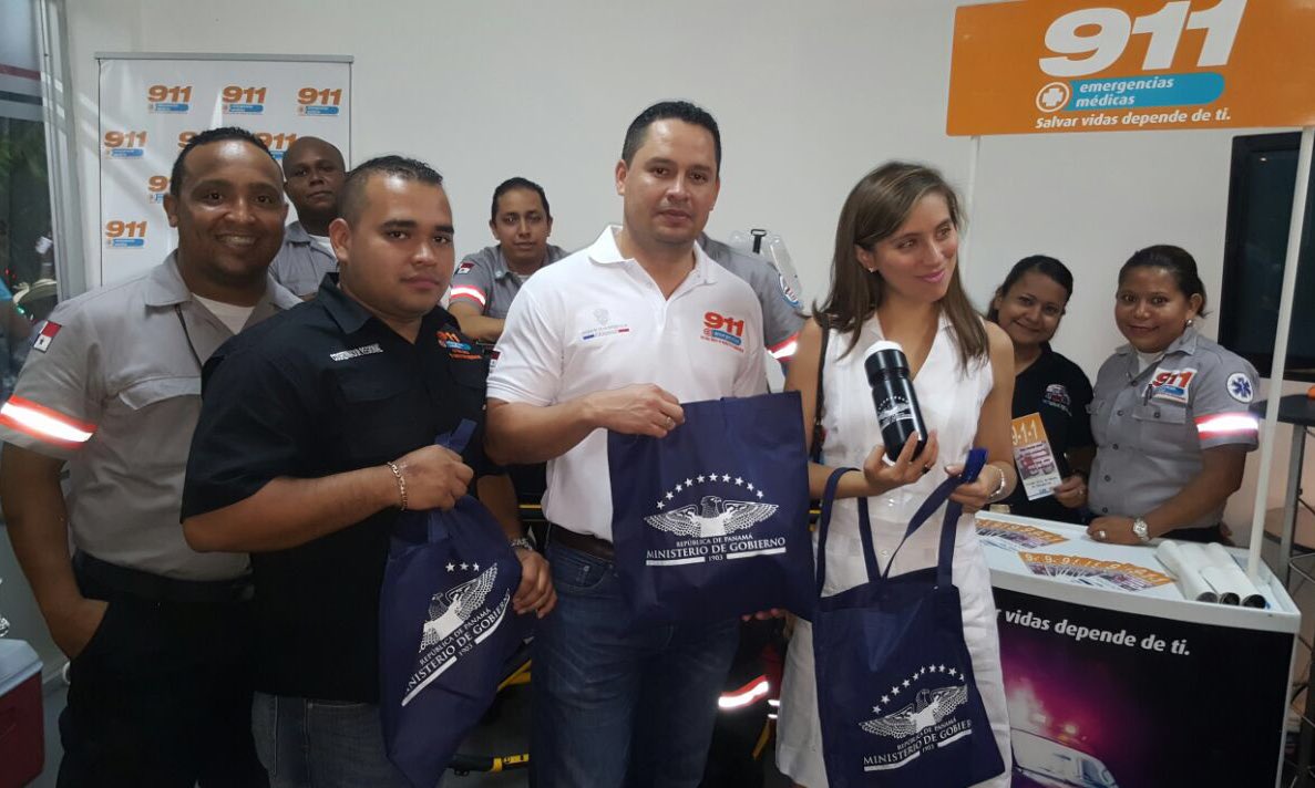 SUME911's tweet photo. Viceministra de Gob. Ma. Luisa Romero inaugura stand de @prensamingob y visita cubiculo de @SUME911. https://t.co/VsO23SI33M