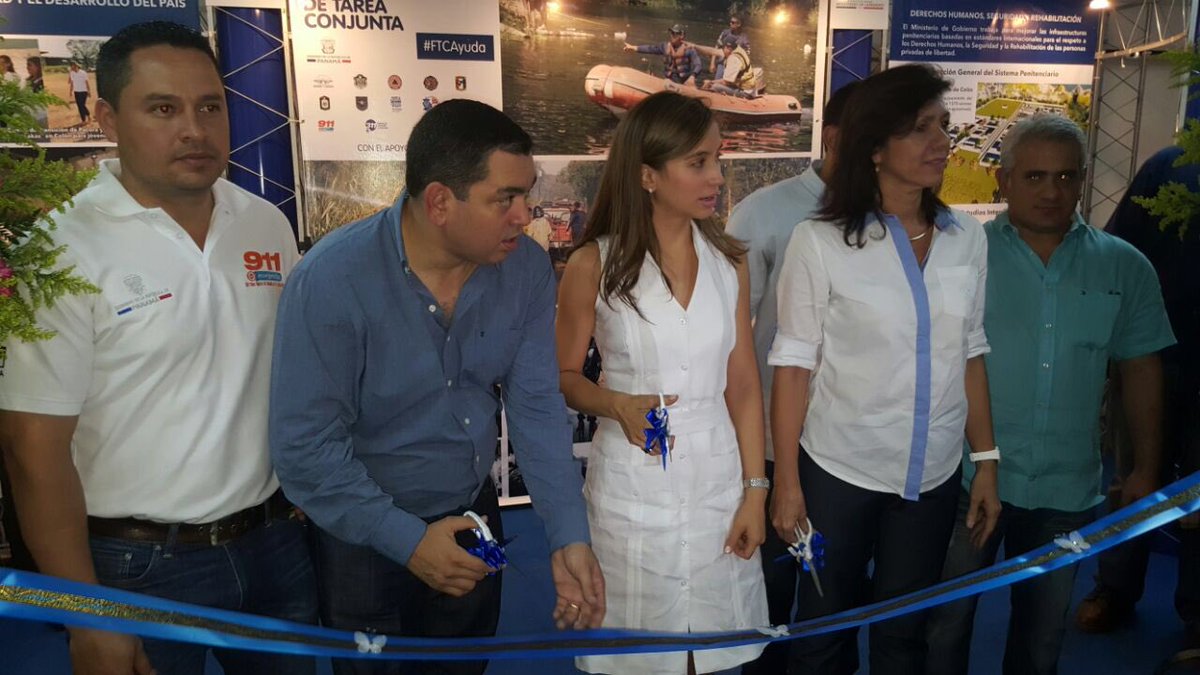 SUME911's tweet photo. Viceministra de Gob. Ma. Luisa Romero inaugura stand de @prensamingob y visita cubiculo de @SUME911. https://t.co/VsO23SI33M