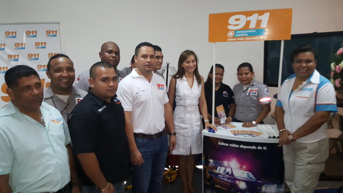 SUME911's tweet photo. Viceministra de Gob. Ma. Luisa Romero inaugura stand de @prensamingob y visita cubiculo de @SUME911. https://t.co/VsO23SI33M