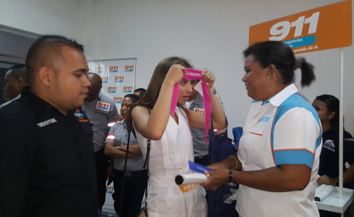 SUME911's tweet photo. Viceministra de Gob. Ma. Luisa Romero inaugura stand de @prensamingob y visita cubiculo de @SUME911. https://t.co/VsO23SI33M