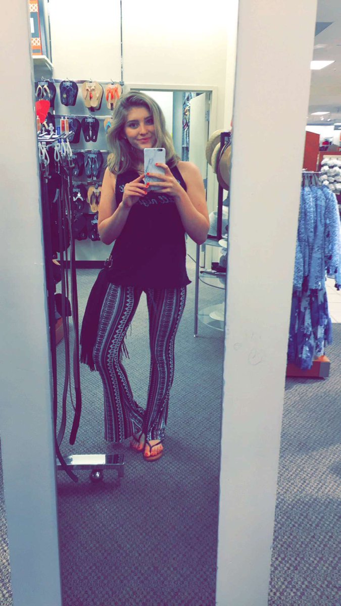 WillowShields's tweet photo. Comfy pants 😊 https://t.co/jhXvX8sgl7