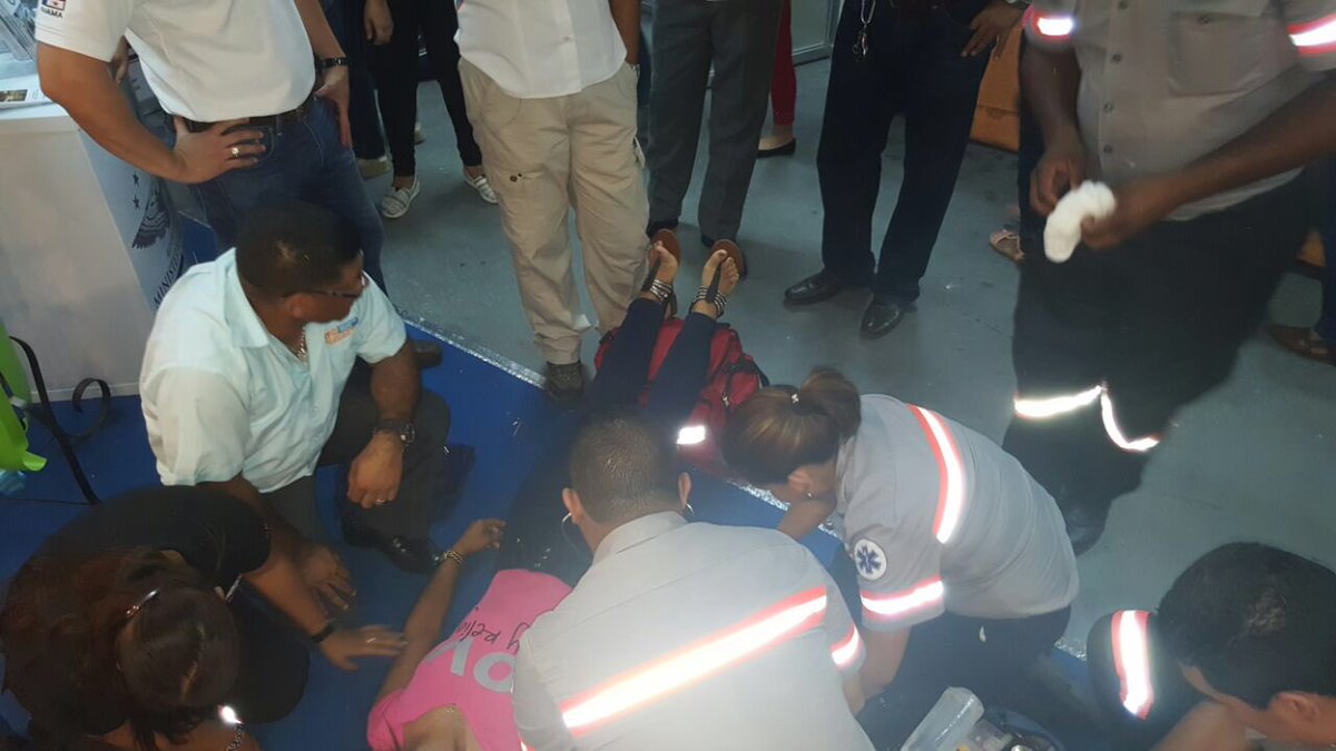 SUME911's tweet photo. El @SUME911 atiende primer caso de emergencia dentro de la feria de Azuero por desmayo de mujer de 28 años. https://t.co/Xppjyu5W7d