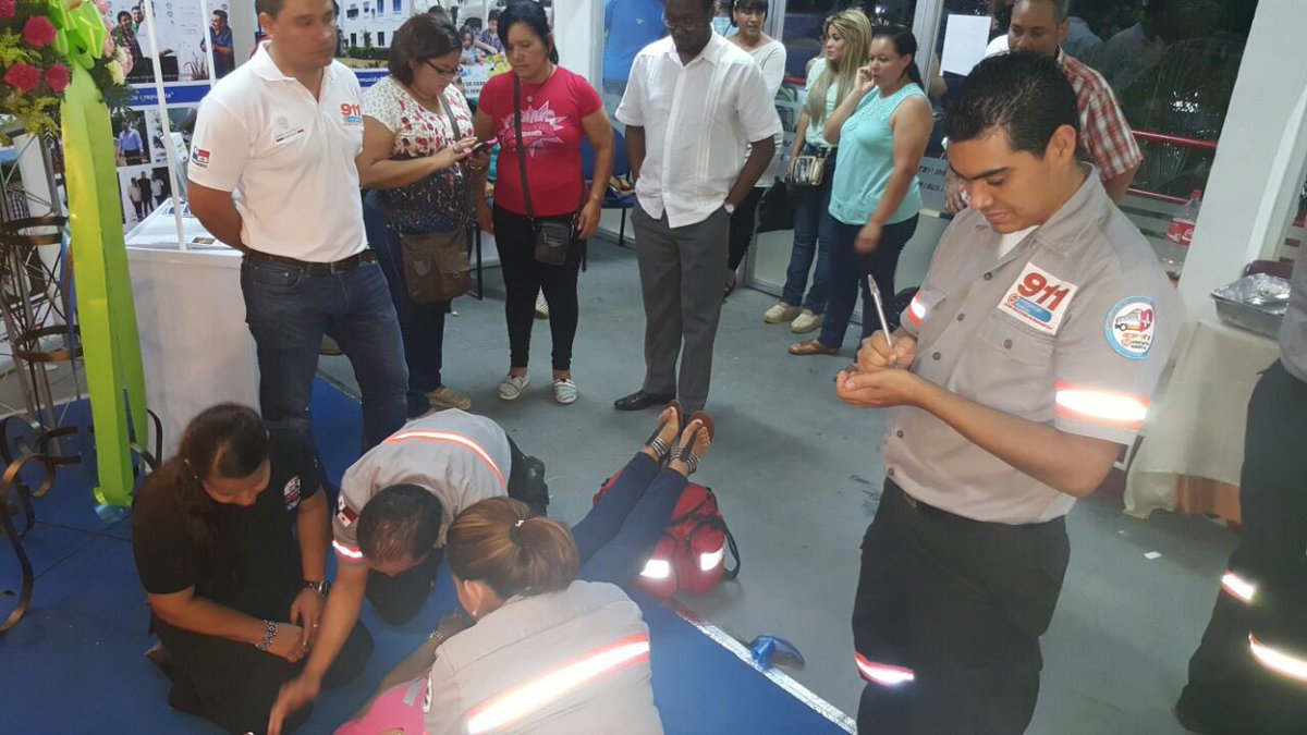SUME911's tweet photo. El @SUME911 atiende primer caso de emergencia dentro de la feria de Azuero por desmayo de mujer de 28 años. https://t.co/Xppjyu5W7d