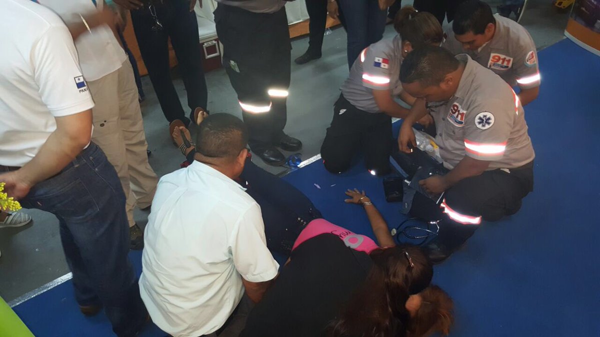 SUME911's tweet photo. El @SUME911 atiende primer caso de emergencia dentro de la feria de Azuero por desmayo de mujer de 28 años. https://t.co/Xppjyu5W7d