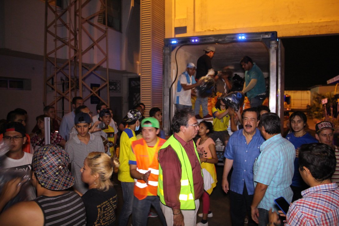 jaimenebotsaadi's tweet photo. 2/2 12 camiones cargados de agua, ropa, kits de alimentos, aseo y limpieza, medicinas, colchones y frazadas (MUISNE) https://t.co/xSdx9oXL36