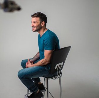 GuauMiauyMas_'s tweet photo. Recuerda: 26 de abril  @dvicioficial actuará en los Latin Billboard Story Tellers desde Miami junto a @pedrocapo https://t.co/mQ7vqdK4KR