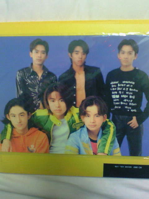 まき丼 初代公式下敷き カミセンにピントが合ってて やや後ろのトニセンはぼけてるやつ 泣ける 画質悪いのは許して V6 グループ内格差 T Co Cjf57cng0k Twitter