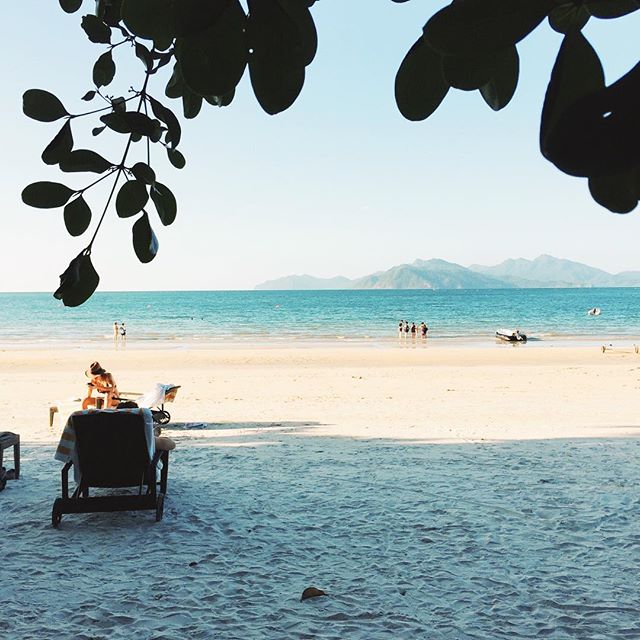 DataiLangkawi's tweet photo. Sky above our heads, sand beneath our feet. Life is good at the #DataiBay! #TGIF #DiscoverDatai #TheDatai #LHW https://t.co/BSu3u6drmv