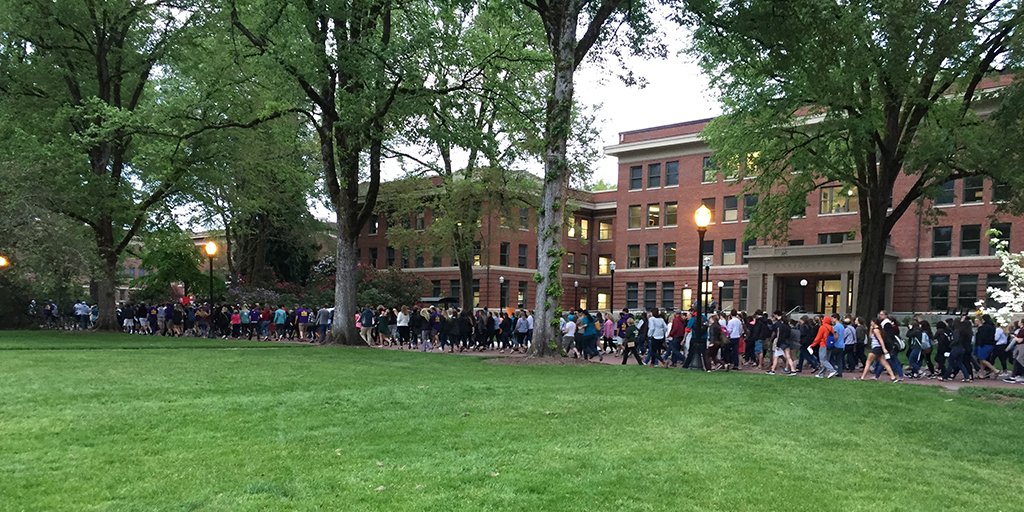 OregonState's tweet photo. Gather as one and walk in unity. Together, we can end sexual violence. #TakeBackTheNight

#gobeavs #beavernation https://t.co/jsrPBPMiYI