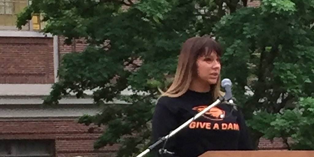 OregonState's tweet photo. Gather as one and walk in unity. Together, we can end sexual violence. #TakeBackTheNight

#gobeavs #beavernation https://t.co/jsrPBPMiYI