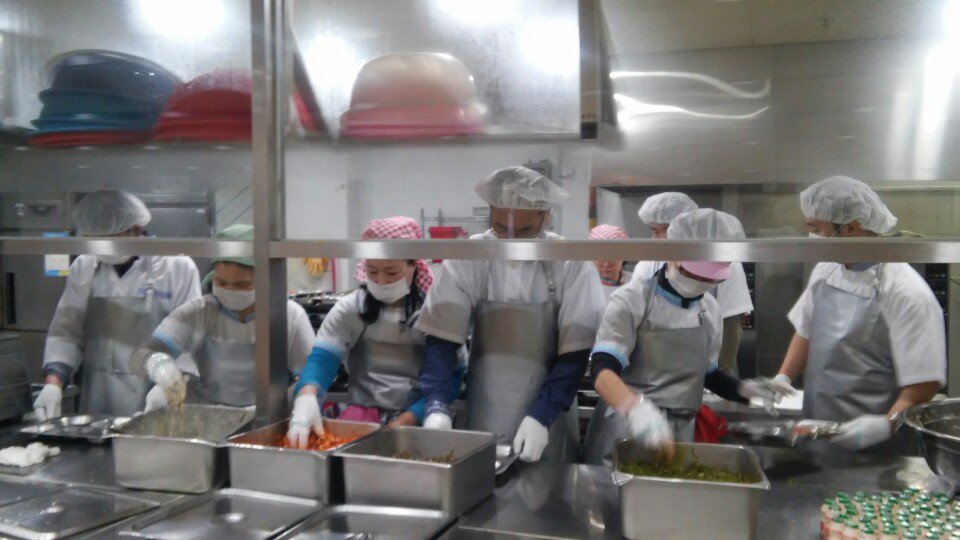 #성남시 중원구 행정지원과 직원들이 성남동 경로식당에서 급식봉사를 실시했습니다~ 어르신들 식사가 오늘따라 더 맛있게 느껴지시겠어요!(^o^)b