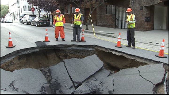 KTVU's tweet image. Crews will continue working on a sinkhole in #SF&apos;s #PacHeights tomorrow morning bit.ly/1NnlgLY